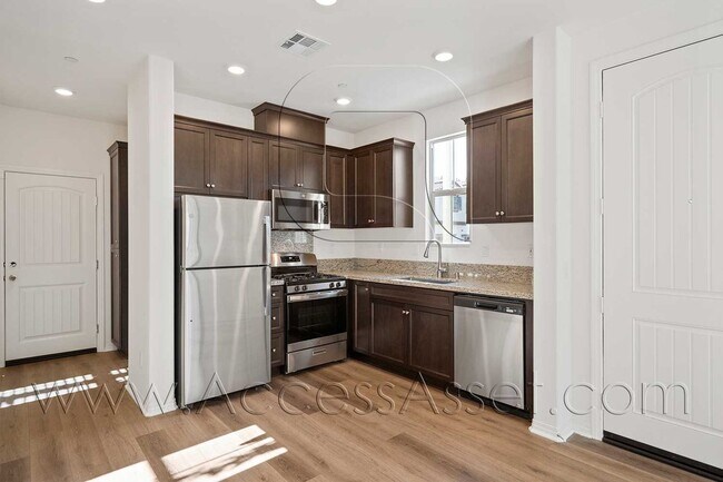 Building Photo - Stylish 2 Bed + 2.5 Bath Townhome in Murrieta