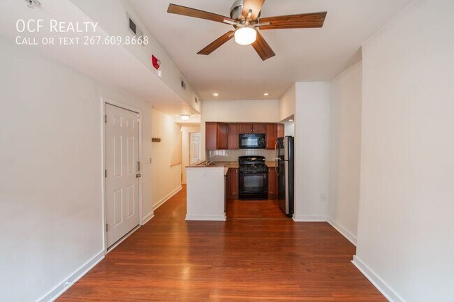 Building Photo - 1431 Lombard-Beautiful Apt-Private Yard-Fi...