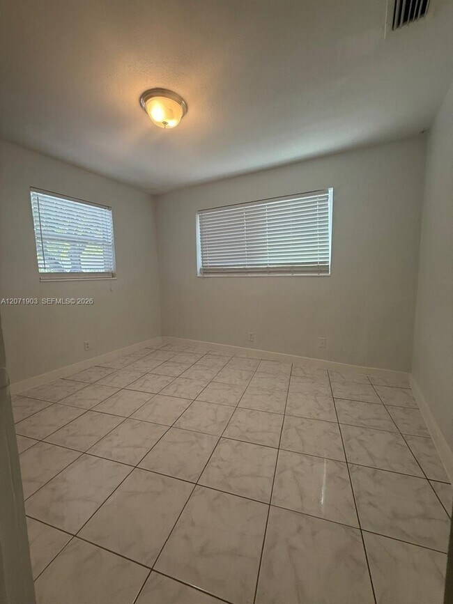Building Photo - 4210 NE 12th Terrace