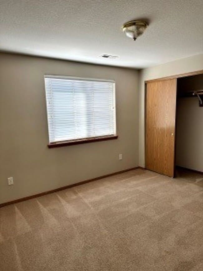 Building Photo - Beautiful 3 Bedroom Home Near University o...