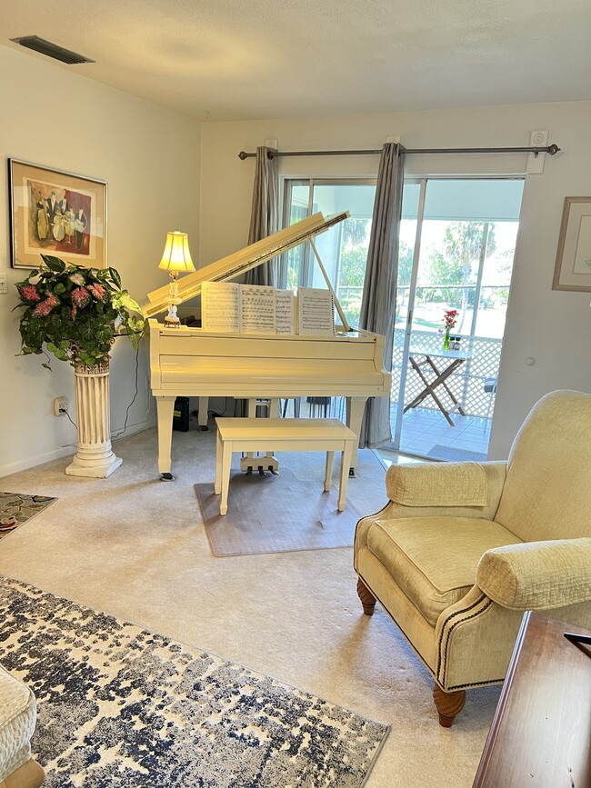 Piano + Screened In Patio - 333 SE Martin Ave