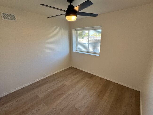 Building Photo - 4 Bedroom house single level