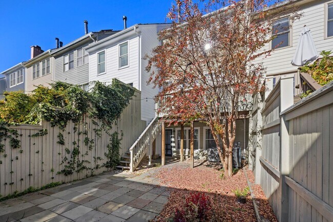 Building Photo - 3 Bed 3.5 Bath - Kentlands Townhouse - 2 C...