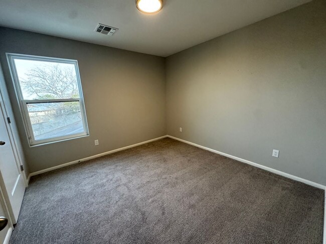 Building Photo - Villa Loma Town Home