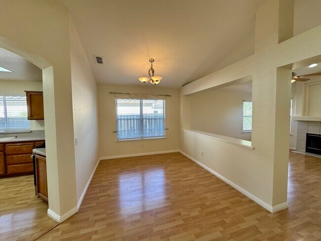 Building Photo - Spacious 3BD/2BA Home with 2-Car Garage in Desirable Antelope
