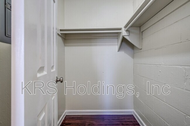 Building Photo - 3147 Parkdale Rd