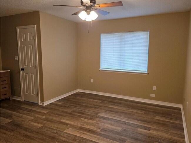 Building Photo - 133 W Queens Dr