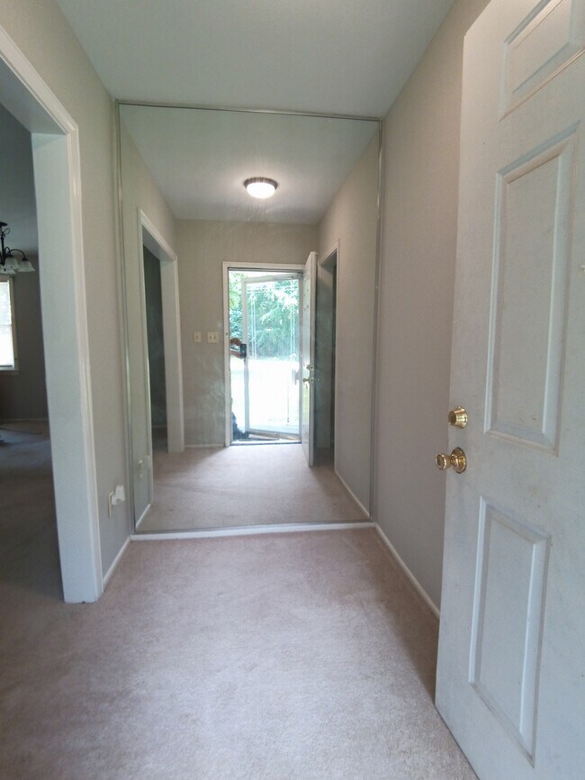 Building Photo - 109 Tanglewood Dr