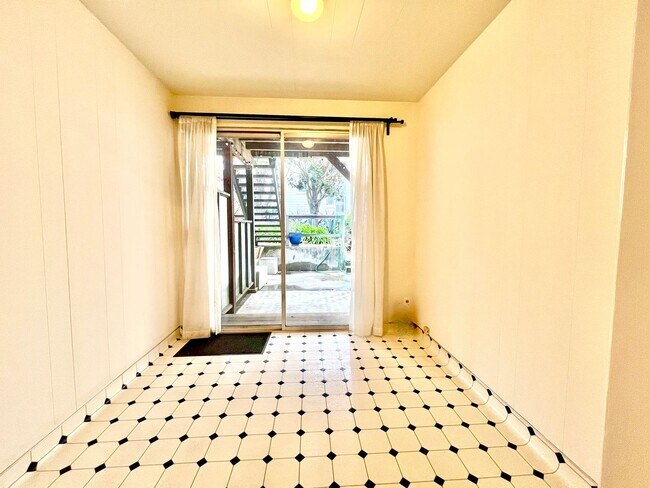 Building Photo - Prime Cow Hollow Location with Parking, Pr...