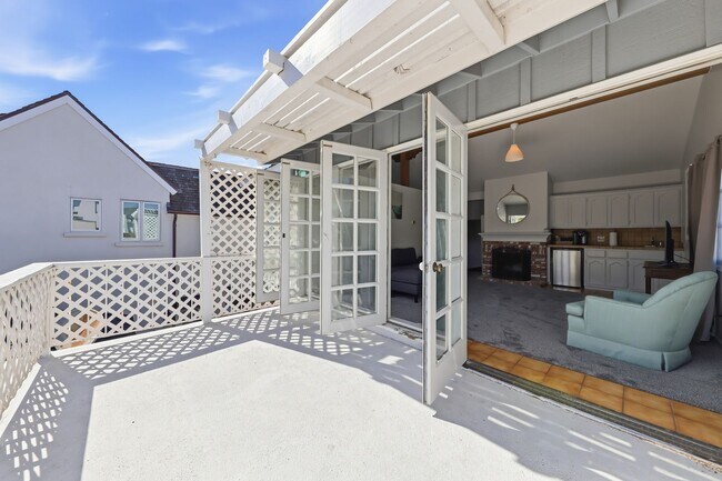 Building Photo - Furnished Balboa Peninsula Point Cottage Home | Available November 1st – April 30th