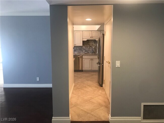 Building Photo - 205 E Harmon Ave