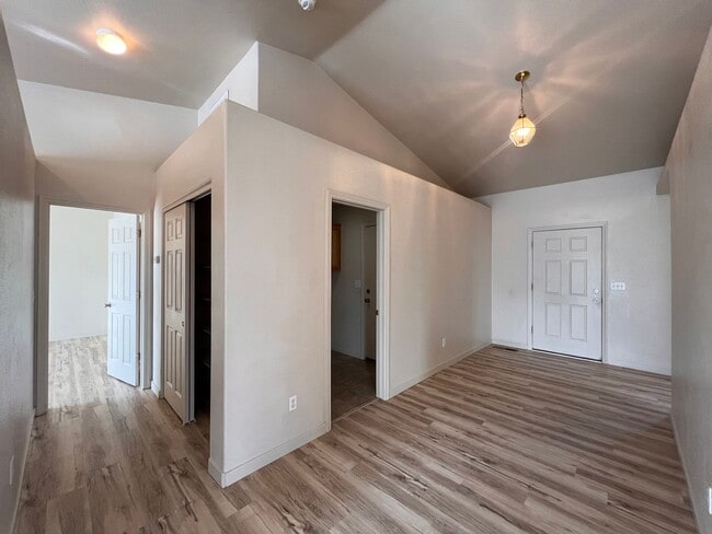 Building Photo - Cute 3 bedroom home Located in Donner Trails