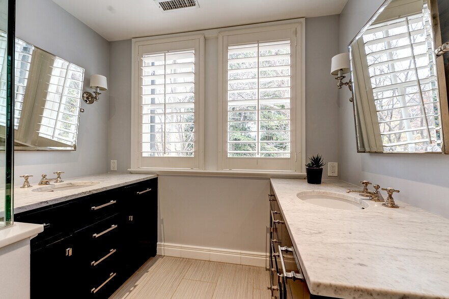 Master Bathroom has 2 sinks&vanities! - 1237 29th St NW