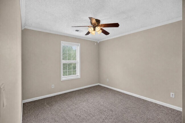 Building Photo - 390 Silverthorn Dr