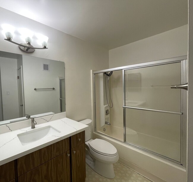 Building Photo - beautiful top-floor 1 bedroom and 1 bathro...