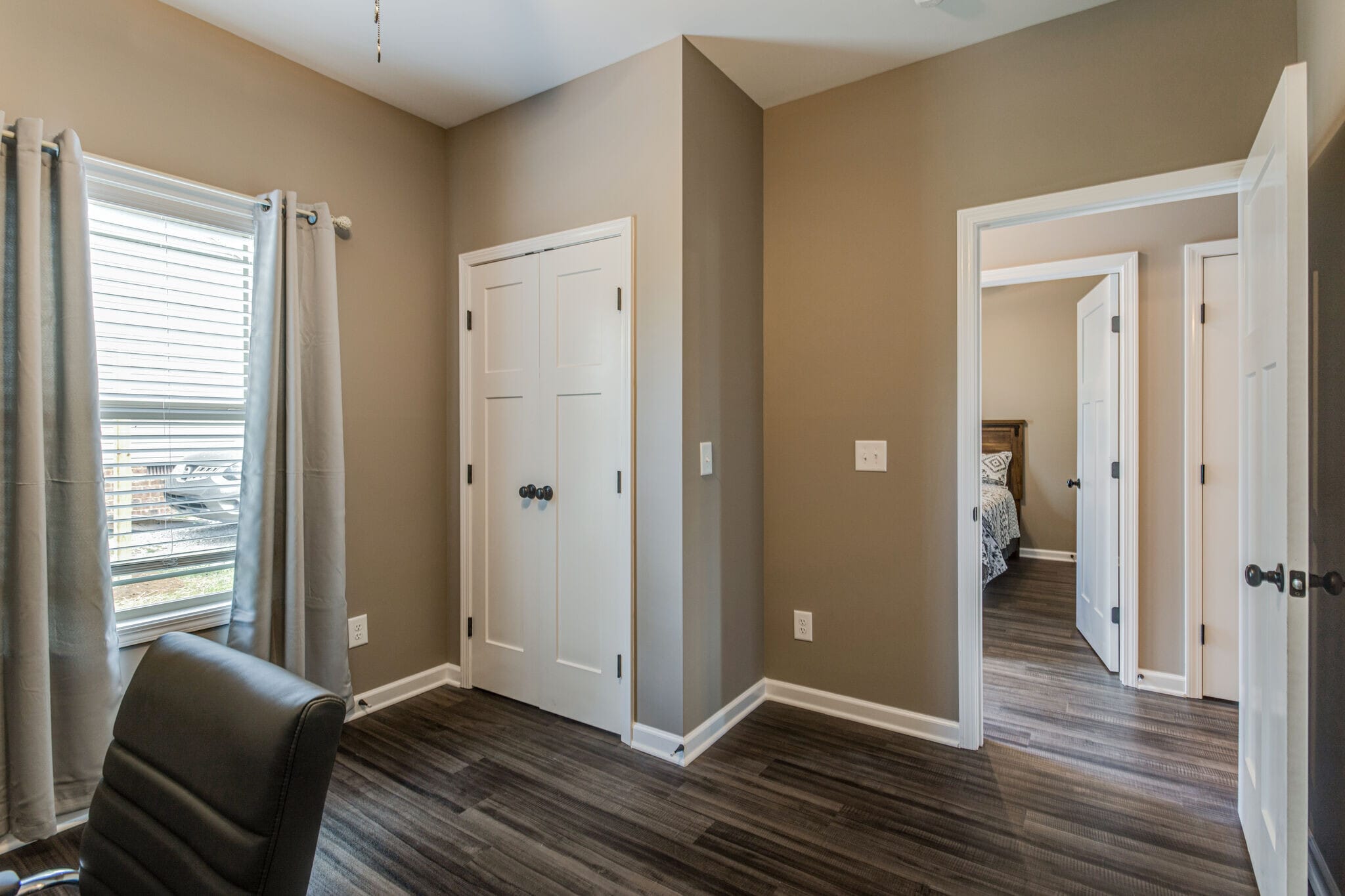 office/bedroom - 1070 Madison St