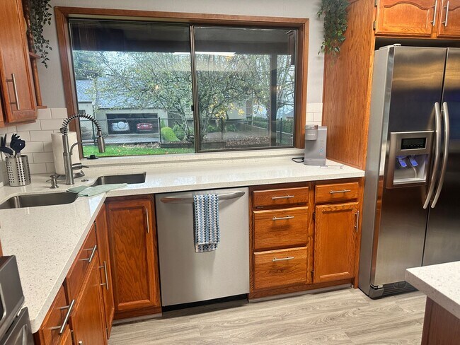 Building Photo - Super Comfortable Furnished Short term rental