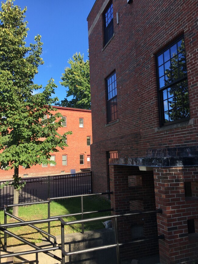 Building Photo - 181 Elm St