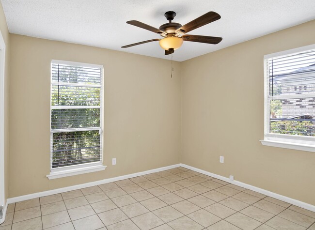 Building Photo - 4 Bed Home Close to NAS Pensacola