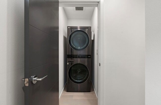 Building Photo - 5915B California Ave SW