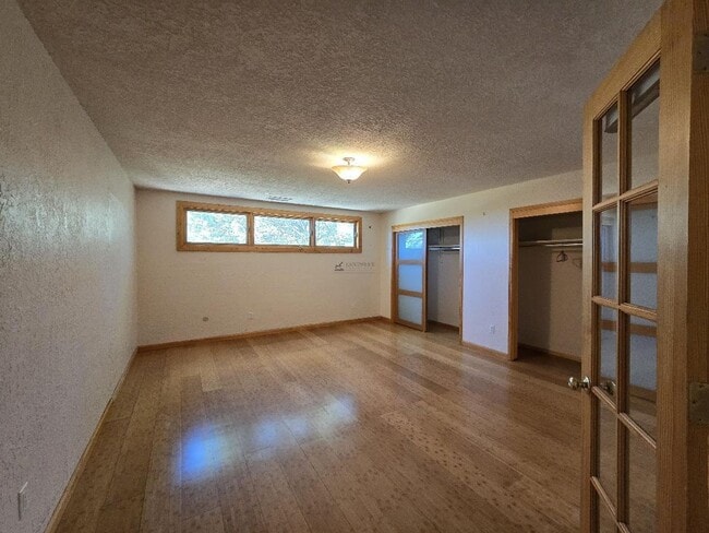Building Photo - 8 Ute Ln