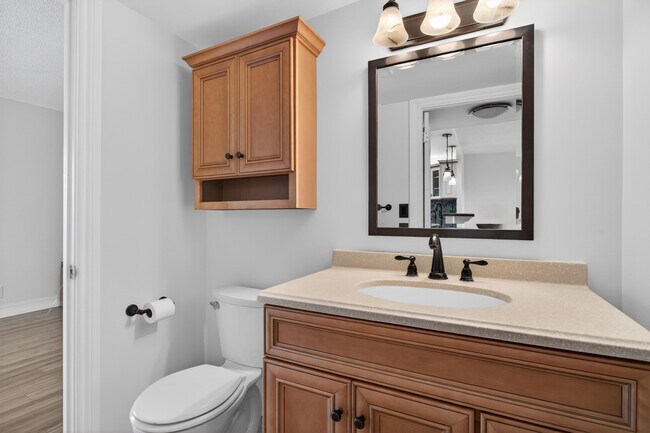 Building Photo - 1631 Riverview Rd