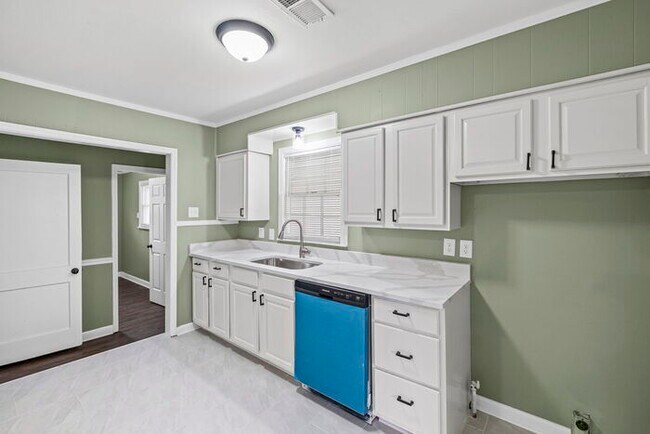 Building Photo - 4 Bedroom In Colonial Acres