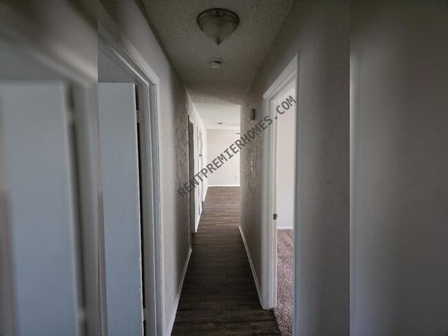 Building Photo - 613 Windsor Dr