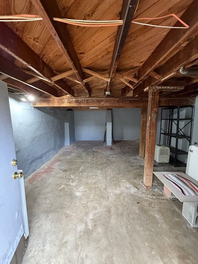 Building Photo - Rare 2/1 w/ Basement in Cherrywood!