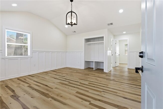 Building Photo - 19 Robin Hood Dr