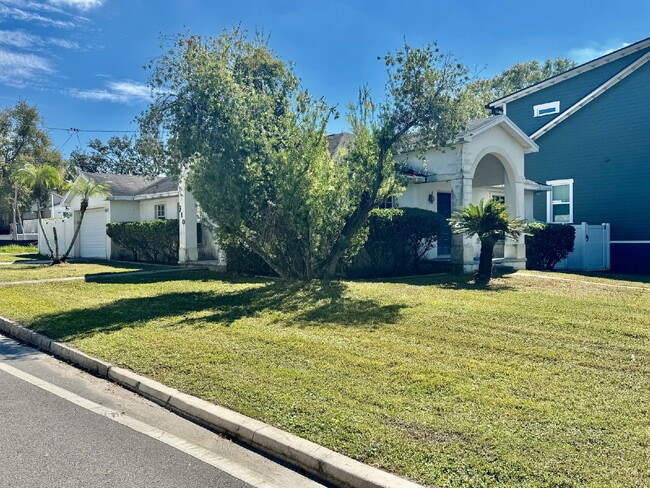 Building Photo - 3 Bed, 2 Bath Tampa Home Walking Distance ...