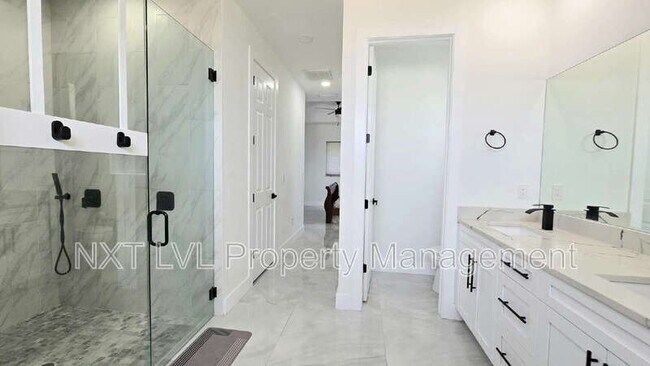 Building Photo - 220 NE 8th Pl