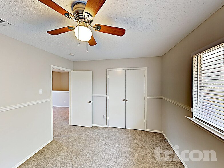 Building Photo - 1105 Parker Ct