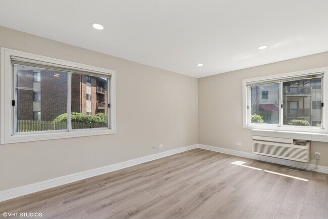 Building Photo - 940 N Lakeside Dr