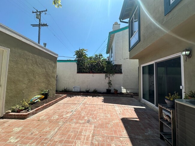 Building Photo - Huntington Beach Home