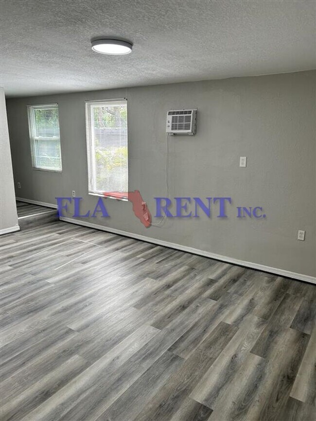 Building Photo - **3/2 lovely home with separate 1/1 In law suite**