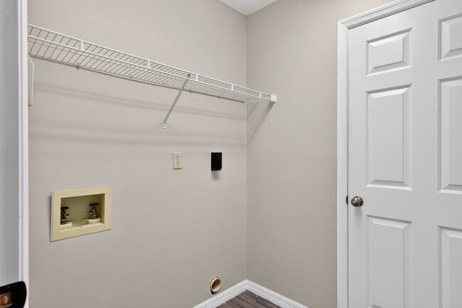 Building Photo - 802 Arietta Cir N