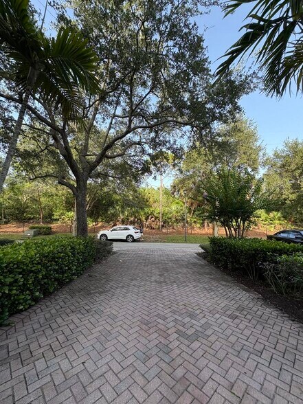 Building Photo - 129 E Bay Cedar Cir