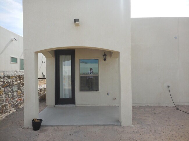 Building Photo - 213 Epsom Dr