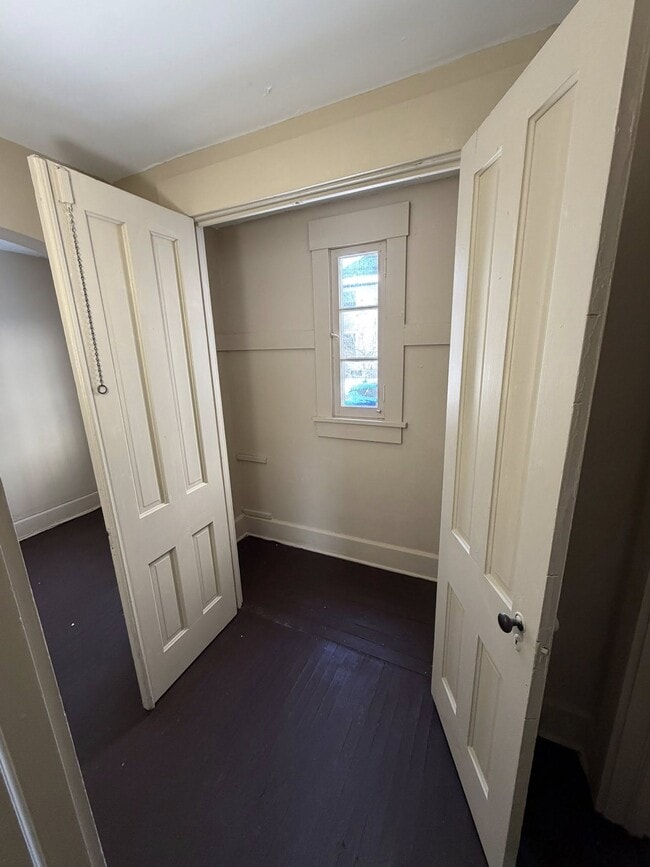 Building Photo - 1003 1/2 Sunset Ave