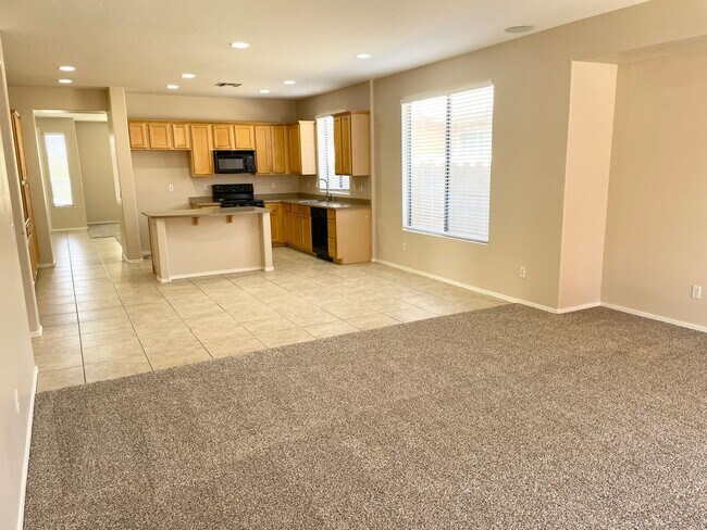 Building Photo - 4 Bedroom/2 Bath Single Level Home in Anthem! Close to freeway & TSMC Plant!