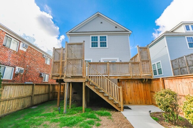 Building Photo - Beautiful Move-In Ready craftsman style home in Norfolk!