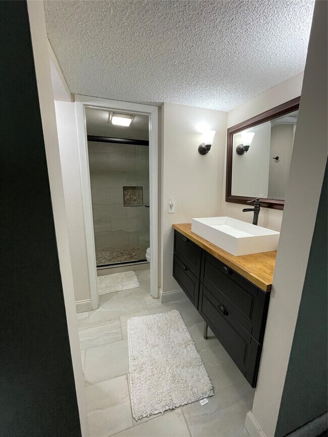 Building Photo - 6075 N Sabal Palm Blvd