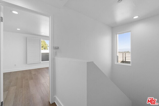 Building Photo - 11851 Laurelwood Dr