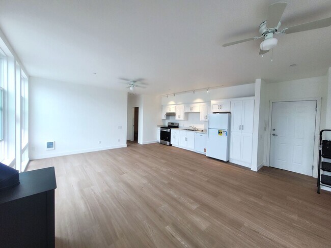 Building Photo - Spacious and Updated 1 Bedroom - H street 2C