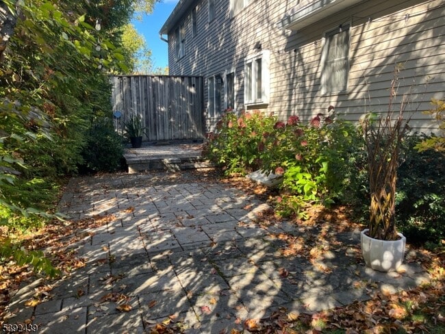 Building Photo - 8 Jane Rd