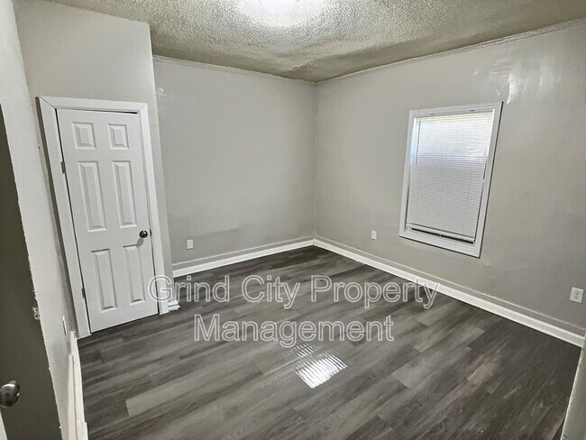 Building Photo - 1446 N Hollywood St