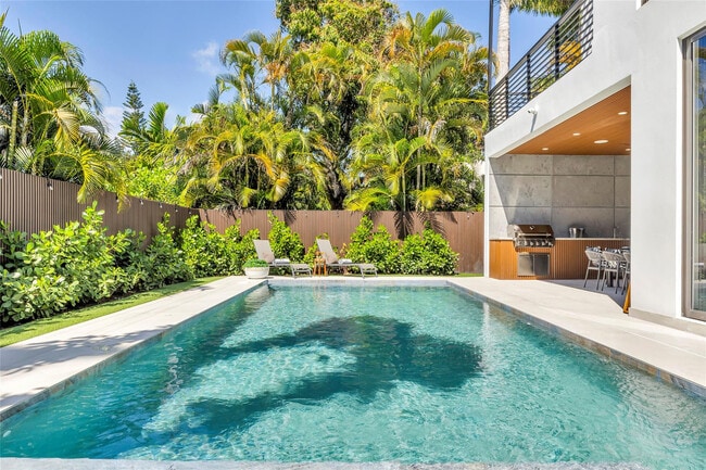 Building Photo - 727 NE 17th Way