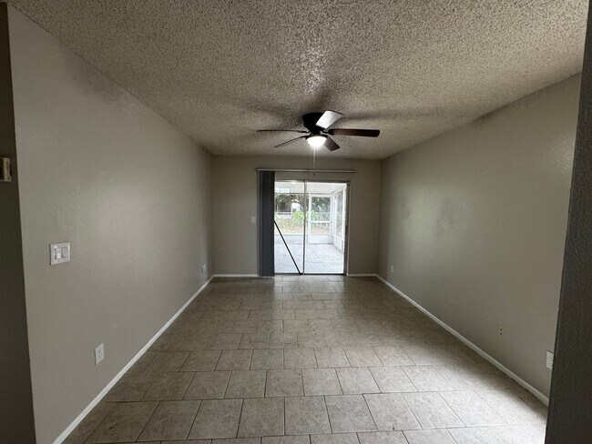 Building Photo - Updated & Spacious Home