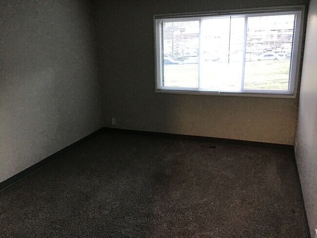 Building Photo - Spacious 1 Bedroom